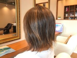 毛先のパサパサさようなら しっとり髪艶ミディアムヘアに変身 塩素焼けして硬く黄色くなった髪質を柔らかく艶髪に